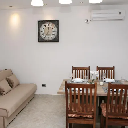 Old Town Apartment *